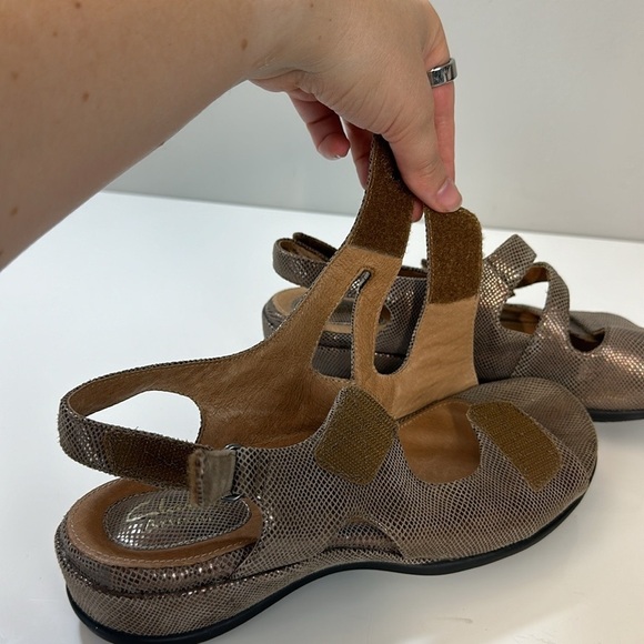 Clarks Tiffani Aldora Embossed Leather Sandals Size 8 - Picture 15 of 16